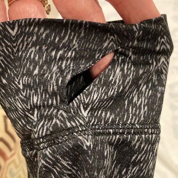 Active wear-CUDDLE DUDS WARM ESSENTIALS stretch long sleeve shirt. like new - Picture 9 of 9